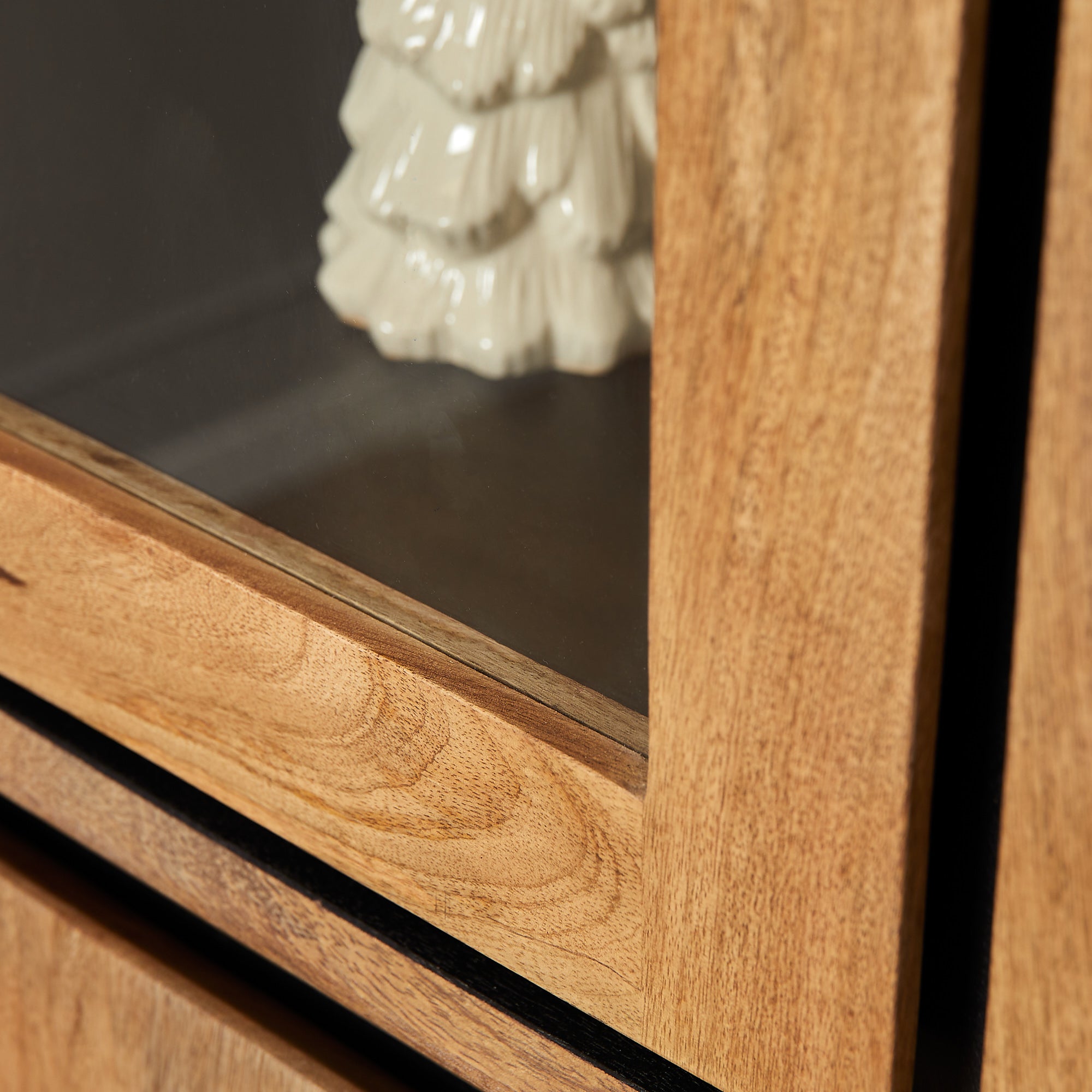 Vitrinenschrank Rois – lackiertes Mangoholz & schwarzer Metallrahmen, 100 x 45 x 200 cm, modernes Design mit Holzstreifen