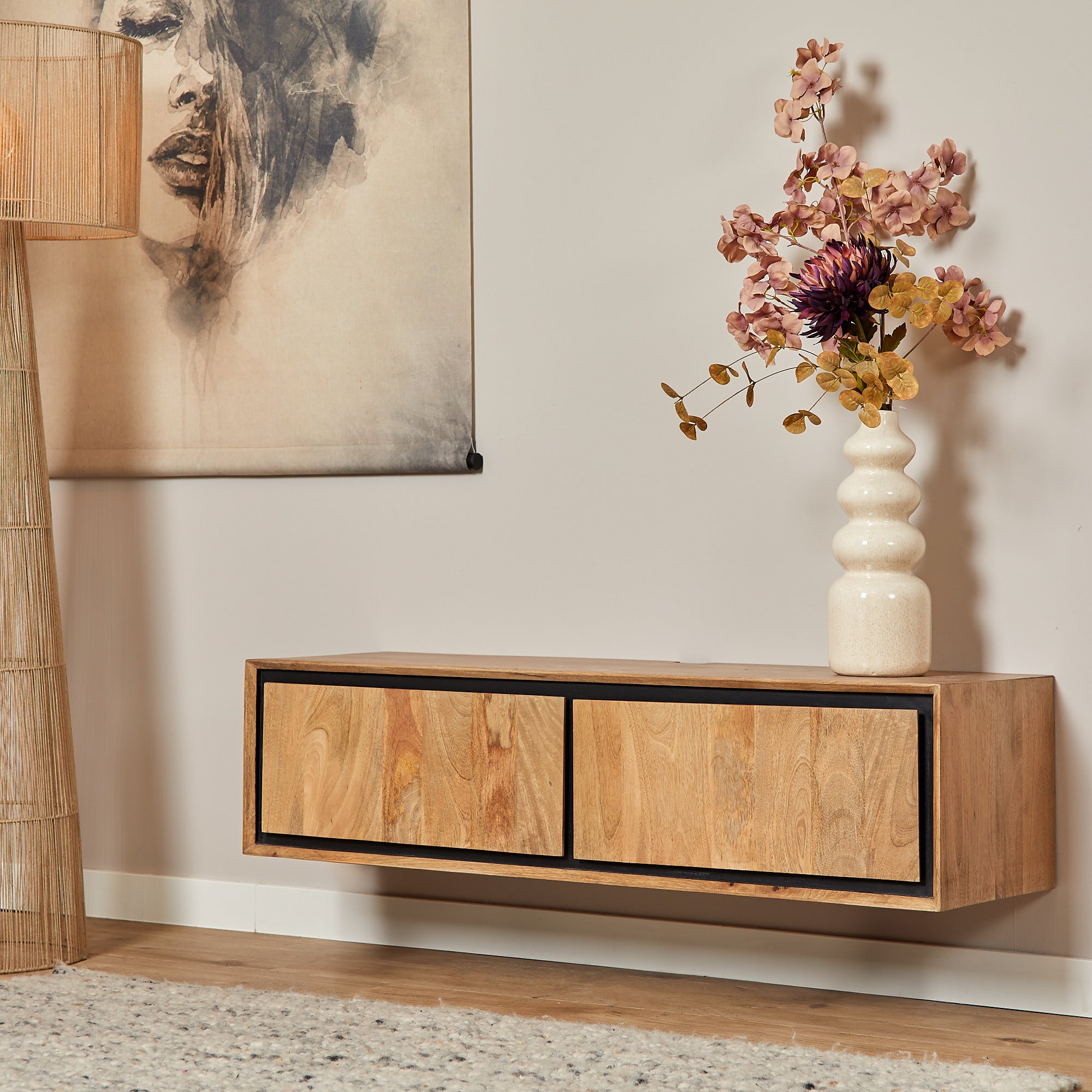 Schwebendes TV-Board Rois – Mangoholz Lowboard mit Metallakzenten, 120×30×35 cm, 2 grifflose Türen & modernes Design