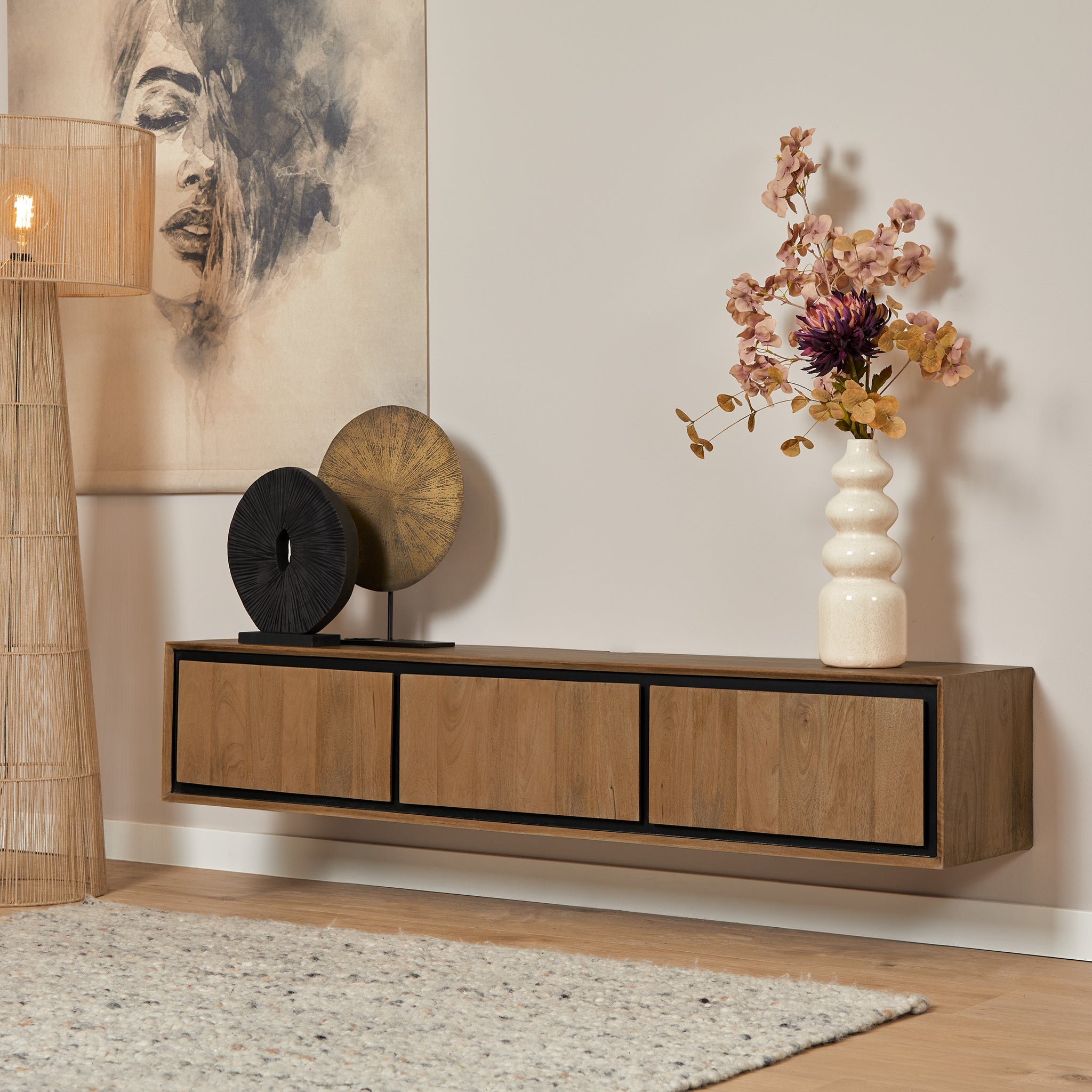 TV-Board Rois Schwebend – Mangoholz mit schwarzen Metallakzenten & 3 Türen, modernes Lowboard 160 x 35 x 30 cm