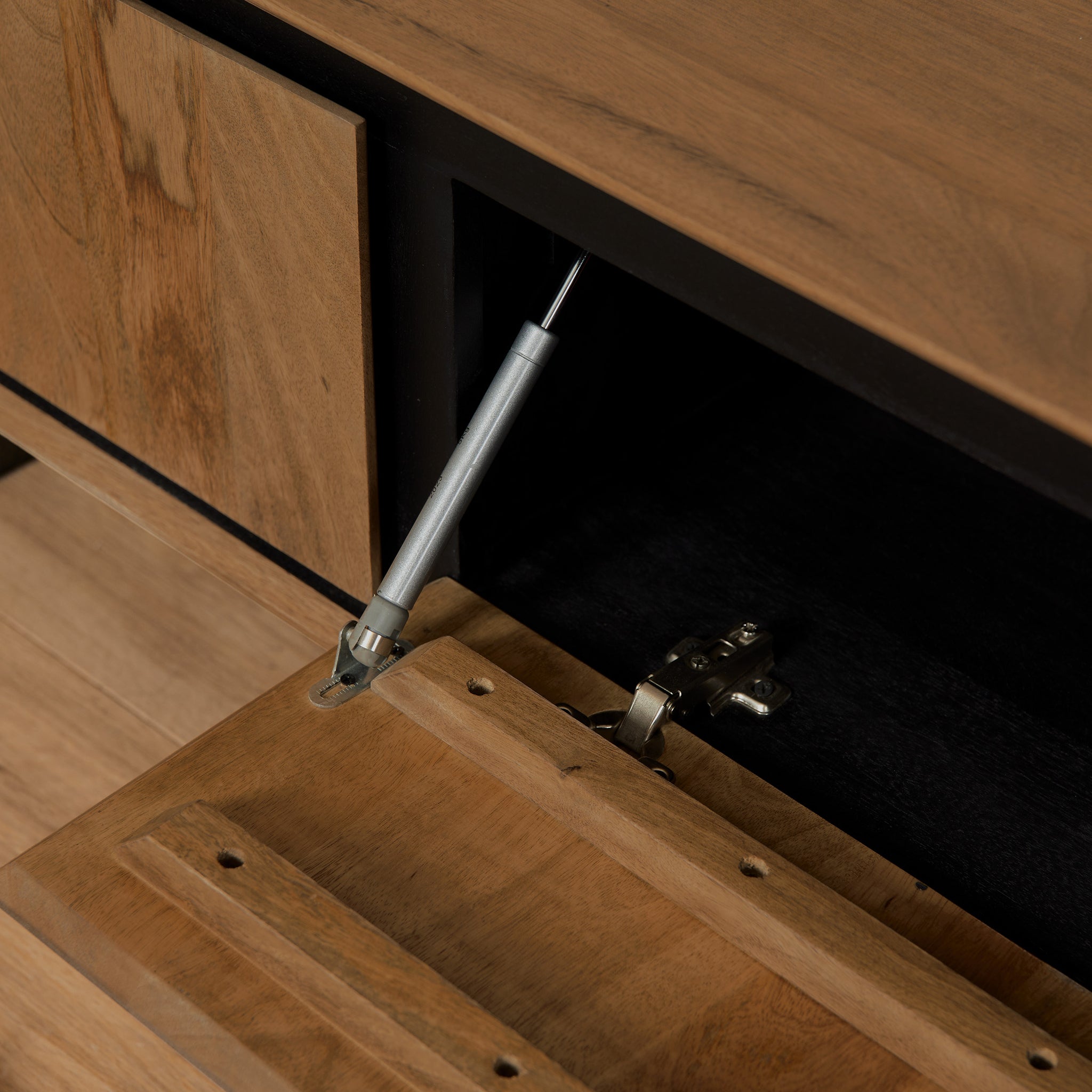 Schwebendes TV Board Rois 200x35x30 cm – Mangoholz Lowboard mit Strukturfront, 4 grifflosen Türen & schwarzem Metall