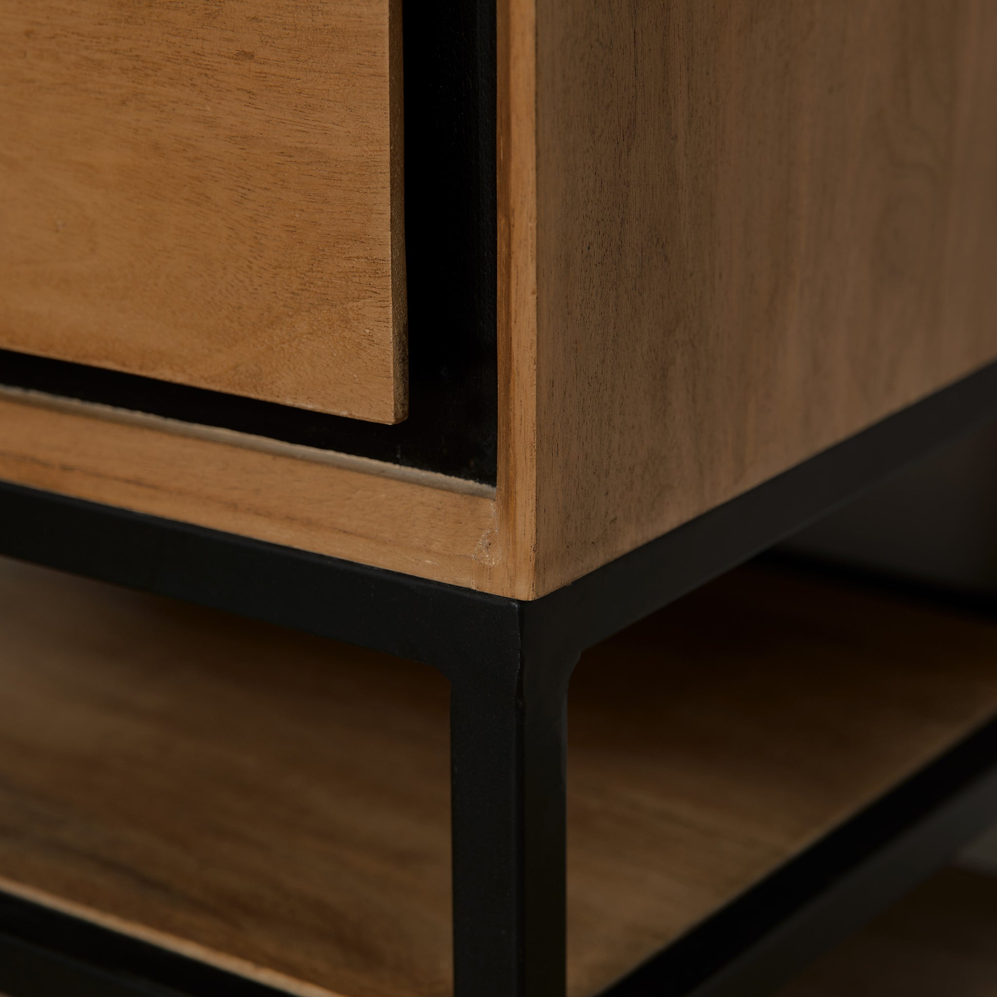 Nachttisch Rois – Mangoholz mit schwarzem Metallgestell, 2 Schubladen & offenes Fach, 45 x 40 x 53 cm