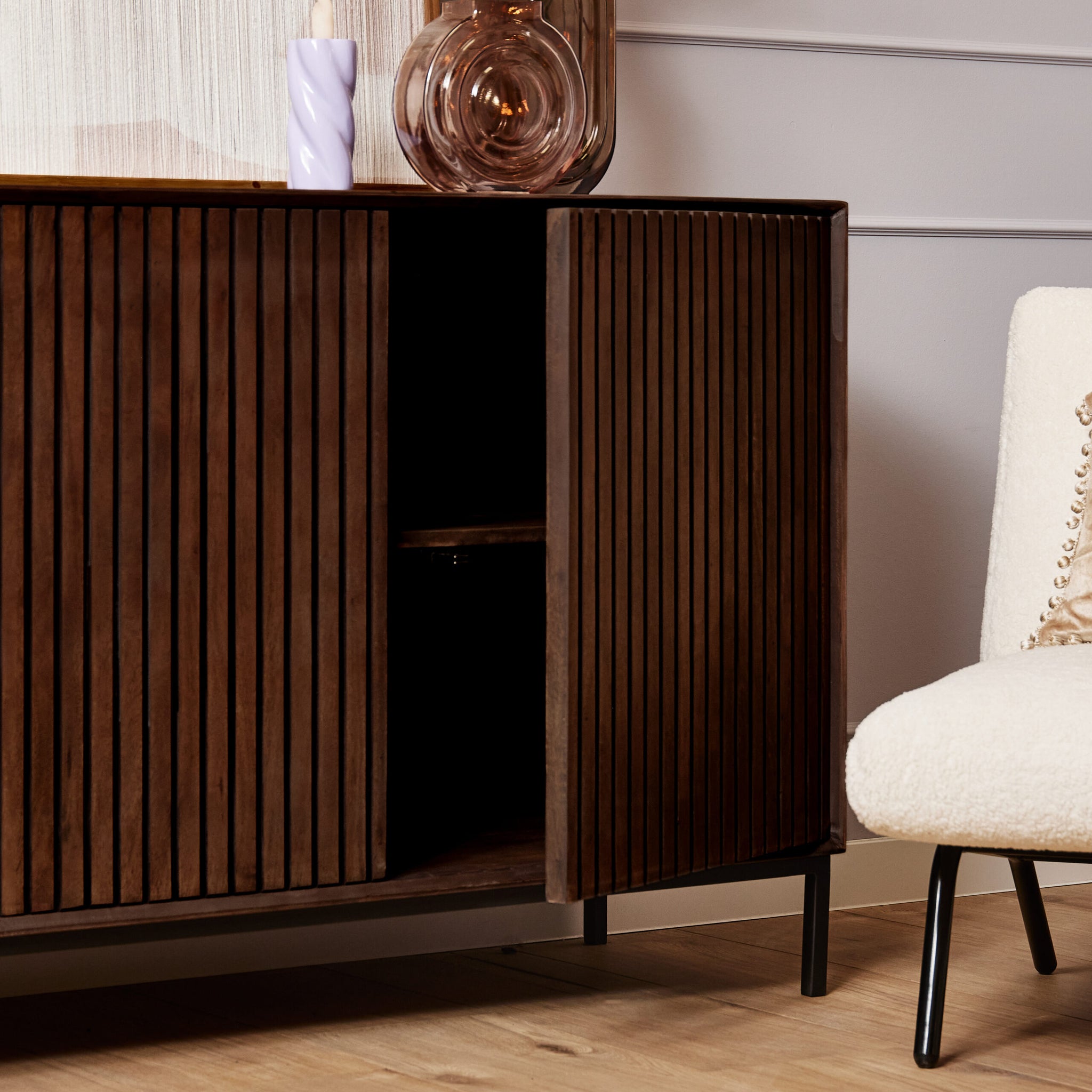 Sideboard Mandy Braun 165x45x85 cm – moderne Mangoholz Kommode mit Lamellenfront & schwarzem Metallrahmen