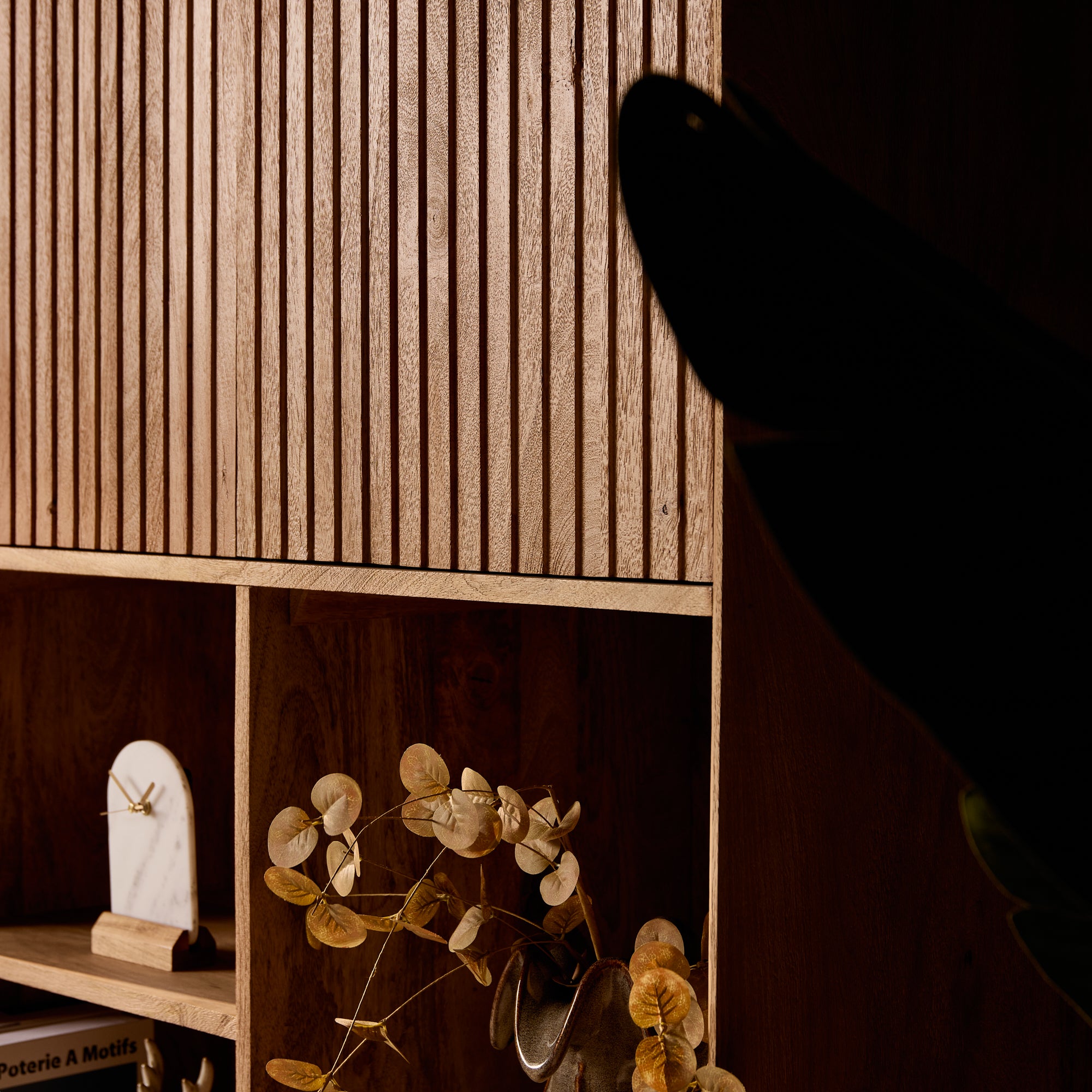 Regal Mandy Natur – Mangoholz mit vertikalem Lamellenmuster, 4 Türen & 3 offene Fächer, 90 x 45 x 200 cm