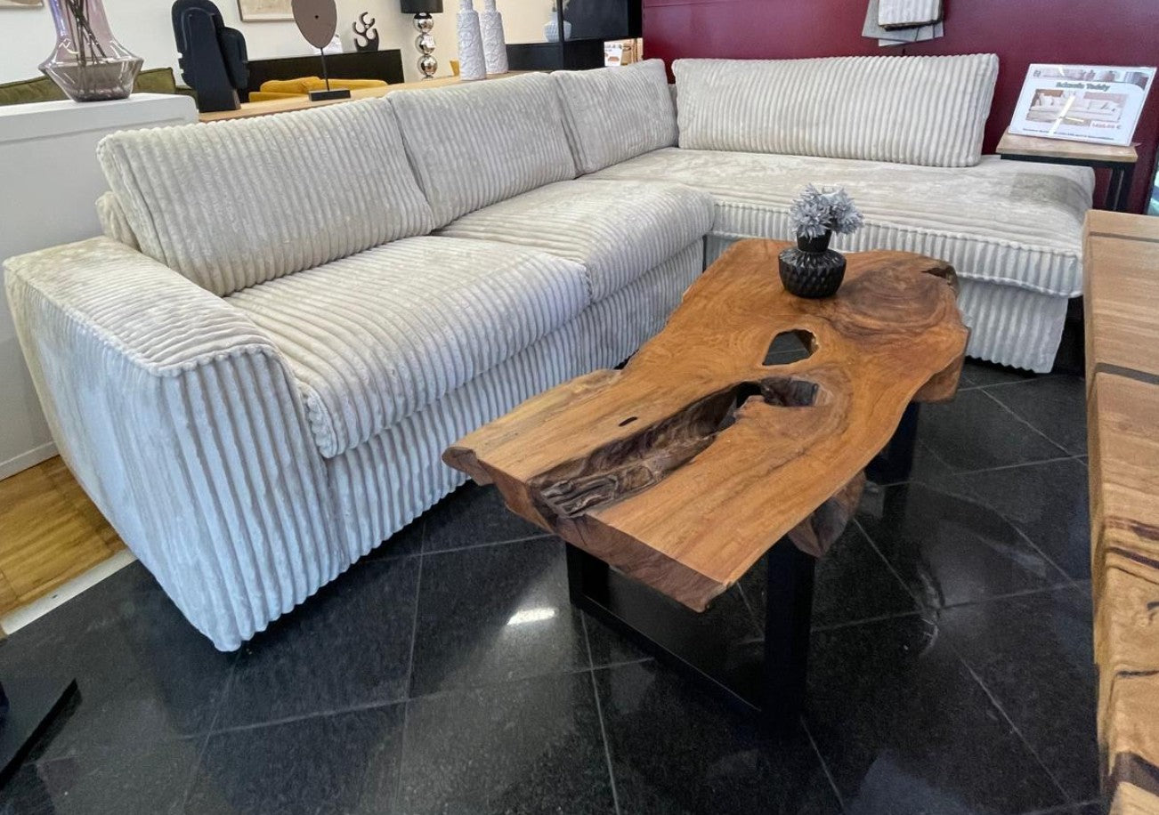 Couchtisch aus Teakholz mit Baumkante und U-Gestell