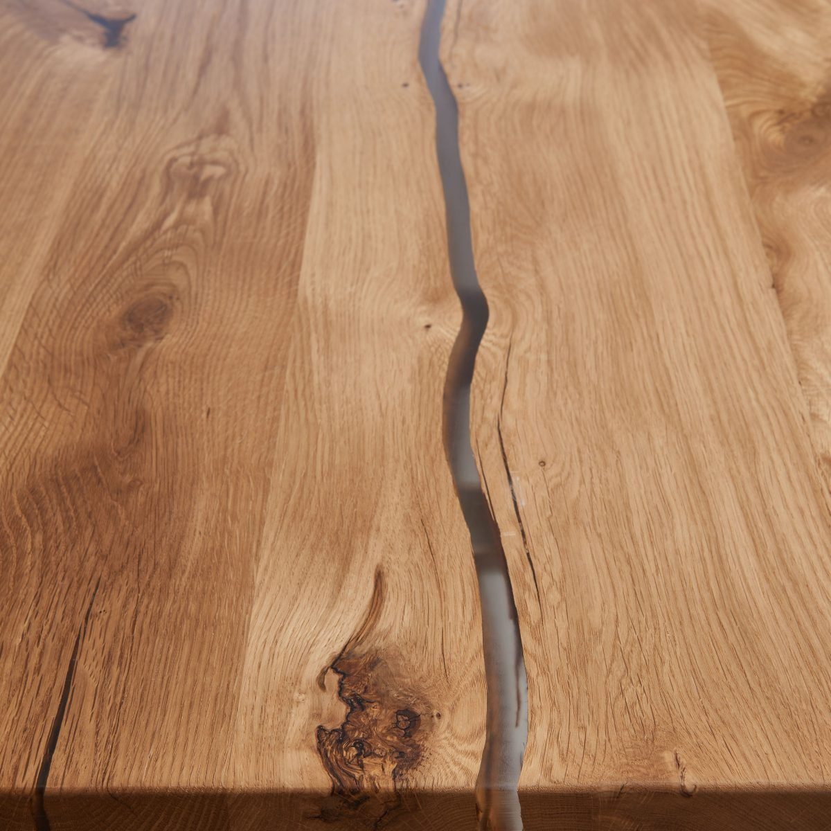 Eiche Epoxidharz Transparent - Esstisch mit Baumkante - Spider Gestell  | Unikat